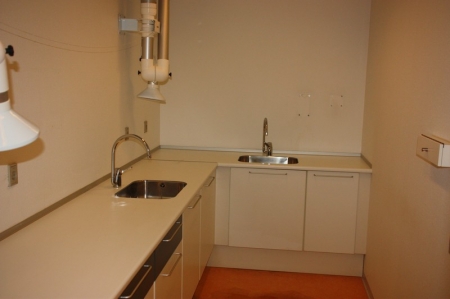 Alt i rum: højt skab + bordplade med 8 underskabe + 2 håndvaske med armatur + 2 spotudsugninger + dør + skrivebord + bord med håndvask