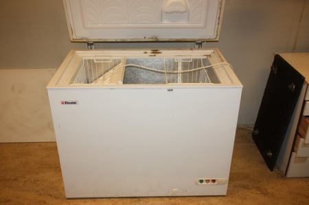 Chest freezer, electric cold, approx. 106 x 65 cm + desk + shelf + Wall (everything must be collected