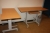 El-hæve sænke skrivebord, SIS med Linak system + skuffesektion med 3 skuffer + kontorstol + 2 x PC-borde + høj bogreol, ca. 78 x 220 cm