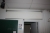 Skoletavle, ca. 4000 x 1200 mm + fremvisningslærred + tavle med linealer og vinkler med videre + papirdispenser