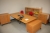 El-hæve sænke skrivebord, ca. 200 x 100 cm + skuffesektion + 2 reoler på hjul + 2 reoler + 2 kontorstole
