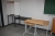 Bord, ca. 80 x 150 + skrivebord, 75 x 160 + 2 kontorstole + vendbar tavle på hjul, ca, 200 x 120 cm + skoletavle, ca. 4000 x 1200 mm + reol med træskydelåger + 2 borde + PC-bord + fremvisningslærred