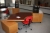 El-hæve sænke skrivebord, ca. 190 x 110 cm + skuffesektion + kontorstol + reol på hjul + ekstra bordplade