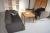Sofa + stol + sofabrod + reol på hjul + meddelelsesskab med glaslåge, nøgle