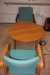 Bord, ca. 125 x 62 cm, Cube Design + 2 stole + rundt sofabord + 2 stole