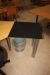 Skrivebord, ca. 155 x 270 cm + skuffesektion + kontorstol + skraldespand