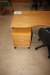 El- hæve sænke skrivebord med stol + skuffesektion + 2 reoler