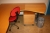 El- hæve sænke bord, ca. 195 x 175 cm + stol + skuffesektion + skraldespand