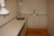 Alt i rum: højt skab + bordplade med 8 underskabe + 2 håndvaske med armatur + 2 spotudsugninger + dør + skrivebord + bord med håndvask
