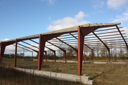 Steel LSD hall construction: 7 frames, span 19.8 m, leg height: 3 m, roof pitch: 15 degrees, frame spacing, 4.2 m + 2. gable frames, range: 19.8 m, leg height: 3 m, slope 15 degrees, frame distance: 3.25 m + 8 pcs. gable columns made of IPE profiles + 1 s