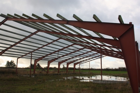 To be dismantled: Steel LSD hall construction: 7 frames, span 19.8 m, leg height: 3 m, roof pitch: 15 degrees, frame spacing, 4.2 m + 2. gable frames, range: 19.8 m, leg height: 3 m, slope 15 degrees, frame distance: 3.25 m + 8 pcs. gable columns made of 
