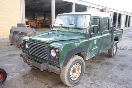 Land Rover Defender 130 TDI. T 3500 / L 1575. Fitted with crane: Handy 150 kg. KM: 256599. Towing. Interior + let