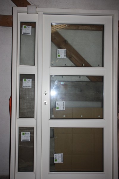 Entrance door with sidelight. 121 x 212 cm. White. Wood. Unused. Energy glass