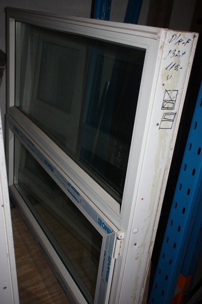 Casement window and tilt / turn. 132 x 115 cm. Plastic. Use