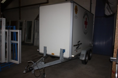Trailer, closed. 2 axles. Isolated. Light. Decorated with table and shelves. Overrun. T1300 / 800 kg. Reg No NK7295. Supplied without plate