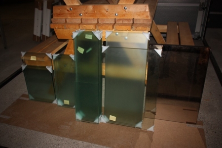 Små glashylder, assorterede størrelser + 7 bronzespejle