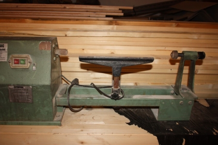 Wood lathe, Cromag. Max. Turning length 1000 mm. Maximum working diameter: 356 mm. Centre height: 178 mm. 4 speeds: 850/1250/1750/2510 r / min
