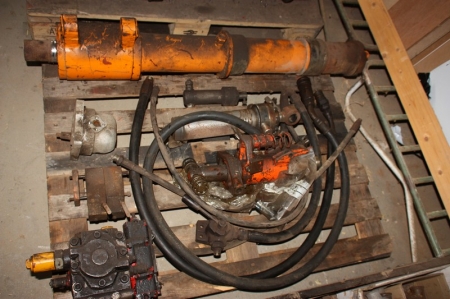 Hydrauliske cylindre og hydraulikpumper på palle