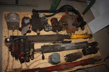 Various hydraulic pumps and hydraulic motors on the pallet