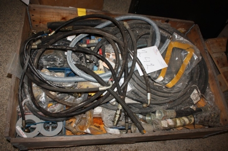 Pallet with various hydraulic hoses and hydraulic fittings