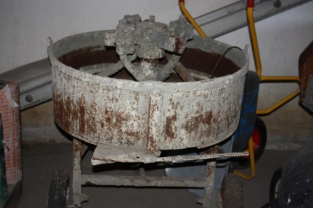 Concrete mixer, 200 liters