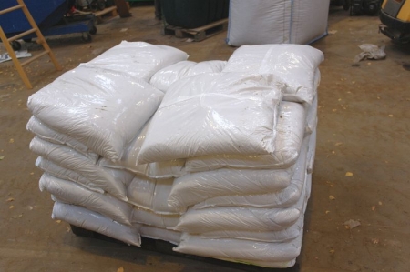 Pallet with road salt. 40 25-kg bags (archive photo)