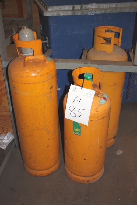 3 liquid gas cylinders, 11 kg.