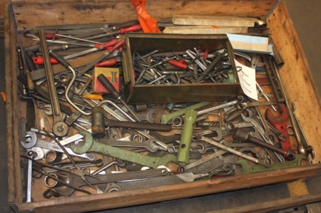 Pallet of miscellaneous hand tools