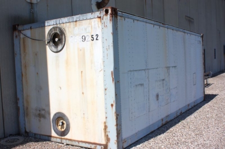Container, 20 fod, isoleret for opbevaring af maling. Udenfor bygning