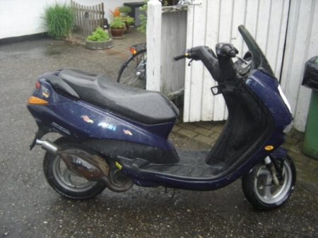 Moped: Peugeot Ely SEO. B/W licence plates. 1. registration: 10-09-2004