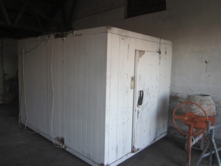 Refrigerated storage. Length: 360, width: 240, height: 240 cm. We have forklift loading. Call for viewing: 40190993