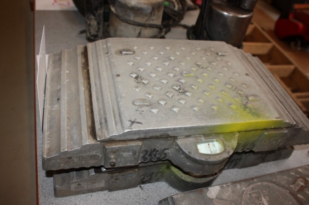 2 x wheel weight, General Dynamics Electro Static Wheel Weigher, type MD 400. Max. 20000 lbs.