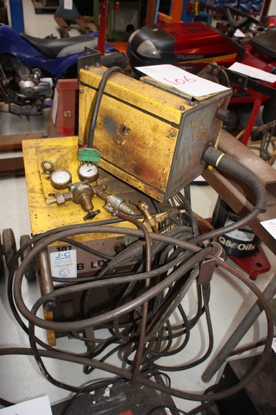 CO 2 welding machine ESAB LDA 200 with wire feed box + welding cables and welding handle + pressure gauge