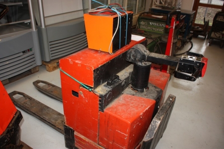 Electric pallet truck, BT LT2000, U/10, stand-in. Capacity: 2000 kg. Charger
