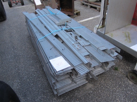 Pallet with party cable trays in metal