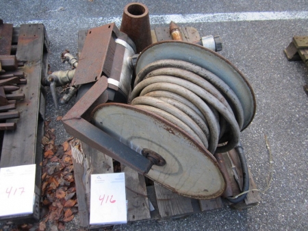 Pallet with earth rocket approx. 65 mm, with hose and pressure vessel condition unknown