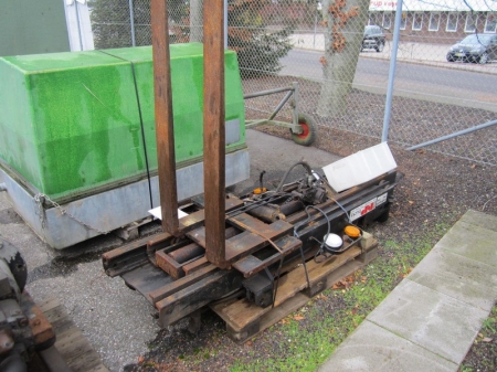 Pallet truck tower, including pallet forks, condition unknown
