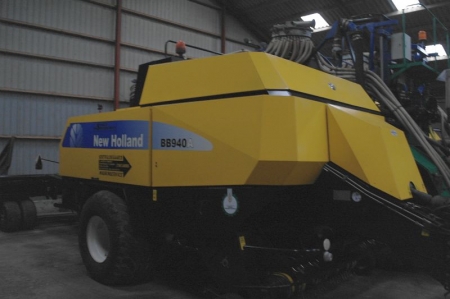 Minibig baler, New Holland BB940, year 2005. Pressed ca.30.000 bales, very well maintained. With Pomi Bale Wagon. Year 2009. Truck 5 pcs. minibig bales, very well maintained (as new)