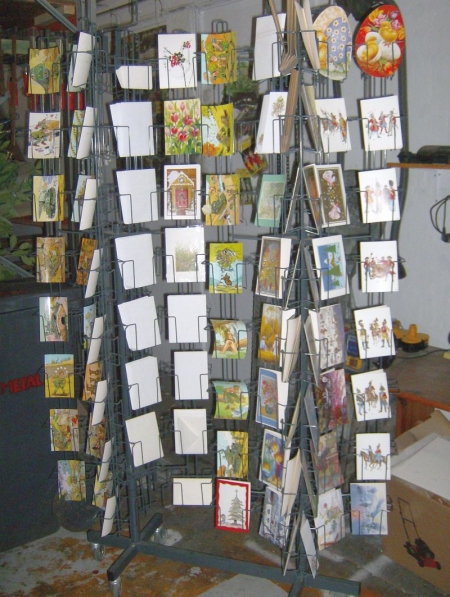 Butiksinventar to korttårne kan indeholde 192 forskellige sæt kort eller kuverter.