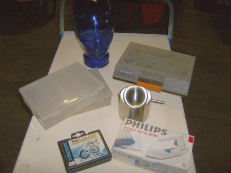 Diverse opbevaringskassetter, blåglas hoved, rejsestrygejern, monteringsbolte for hjul
