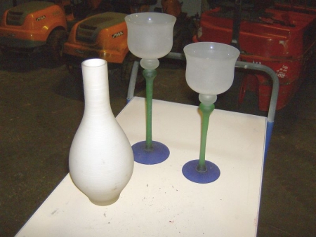 Glas vase og to højbenet fyrfads lysestager