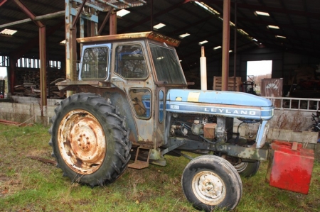 Traktor, Leyland 270. Timer: 3966. Påbygget byggelift. Frontvægt medfølger