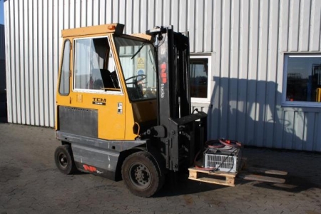 Electric truck, TCM FHB25. Lift capacity: 2500 kg. Lifting height: 3500 mm. Year 1986. Used TCM FHB25 El truck with charger. Nice run, raises and lowers. Not further tested or prepared by visual inspection. Fork positioner, Dublex stage mast, side shift. 
