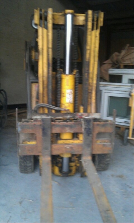 LPG forklift Caterpillar, start and run, 7347 hours, new rear tire and newer battery