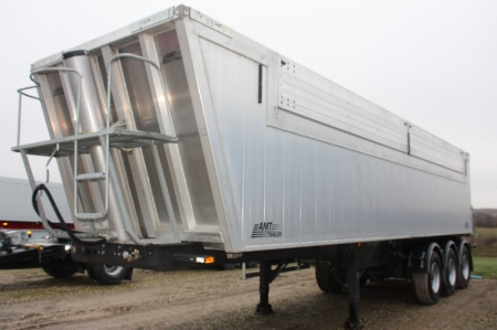 3-akslet trailer, 50 m3. Nedfældbare sider. Alu-kasse. Stål-chassis. Indrettet til bulk. Ubrugt. 3-akslet. BPW tromlebremser. Ikke indregistreret, men kan typegodkendes af sælger