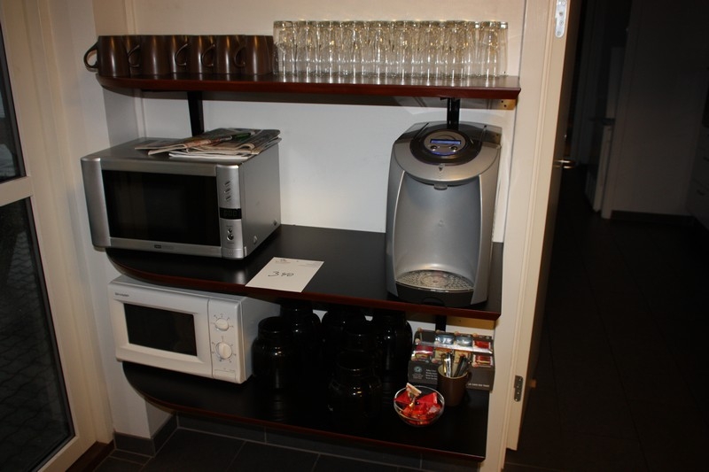 Vægreol med 3 hylder med indhold: kopper drikkeglas + mikroovn/grill, OBH Nordica + koldtvandsautomat, Waterpoint + mikroovn, Sharp 210 + 6 termokander med videre - Auktion - Maskinauktioner