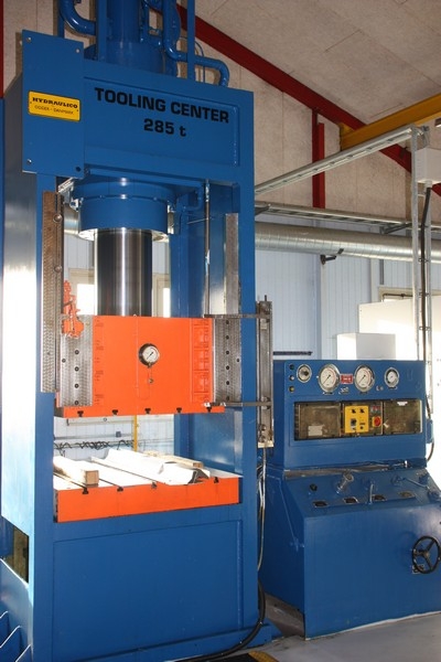 1-søjlet hydraulisk presse, Hydraulico, 285 ton. Opspændingsplan: 110 x 950 mm