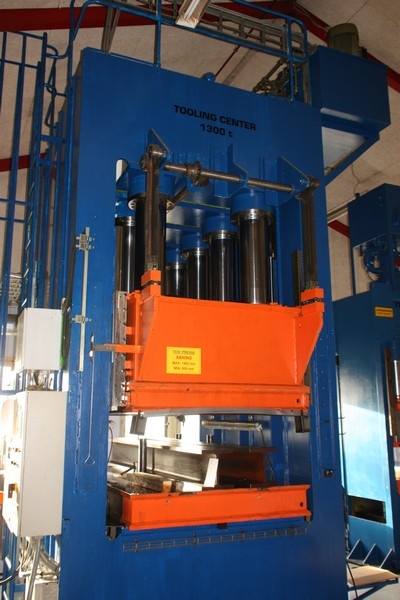 8-søjlet hydraulisk presse, Hydraulico, 1300 ton. T038 presse. Åbning: 1400 mm. Min. 600 mm. Opspændingsplan: 280x1580 mm. Styring: Siemens Coros OP25. Sikkerhedsafskærmning: Troax. 