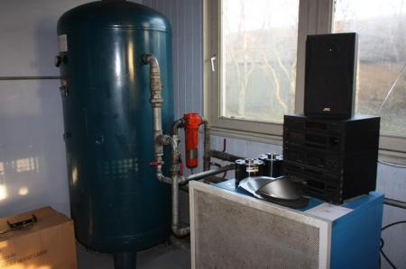 Pressure tank with refrigerant type dryer, FF. Pressure tank: 1000 liters, 10.5 bar, year 1999. Safety mesh at compressor