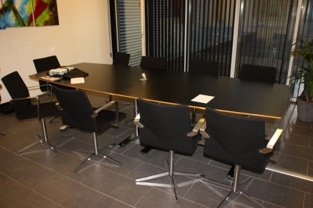Konferencebord, 2-delt. Længde i alt ca. 3000 mm. Bredde ca. 1200 mm. Sort laminat. Chromstel + 10 stole, sort bolster, chromstel + stor grøn plante i krukke (stand ukendt)
